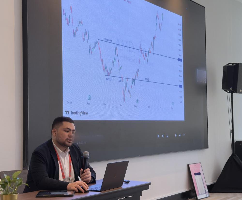 Wafi membentangkan analisis teknikal di seminar